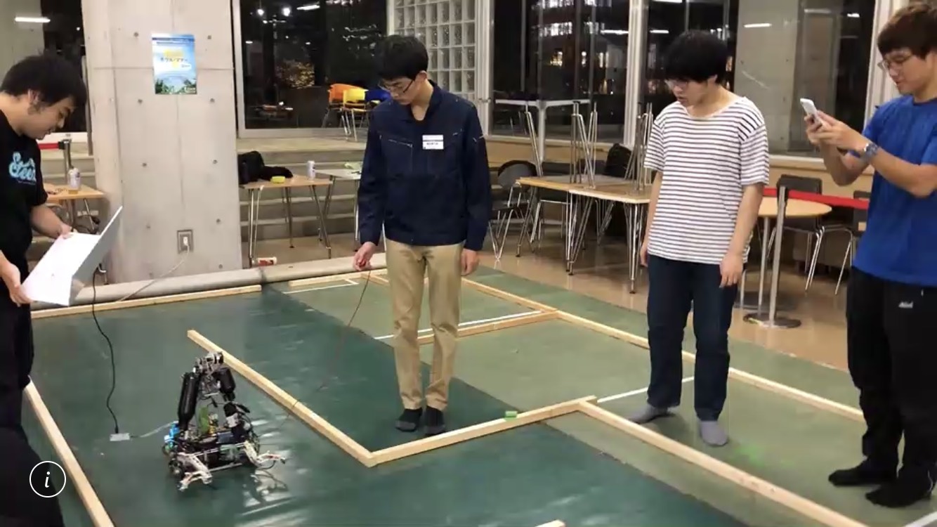 プログラミング班のロボット制御の様子